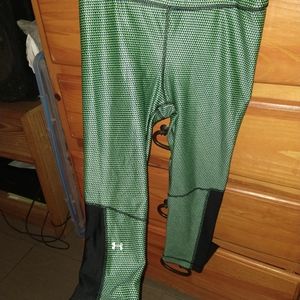 Under Armour workout capris sz Med